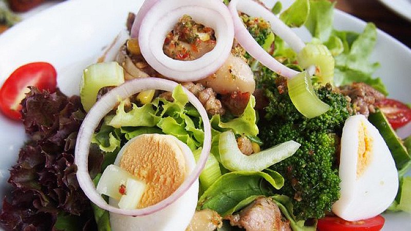 Salad sayur dengan telur untuk pilihan makanan sehat senior